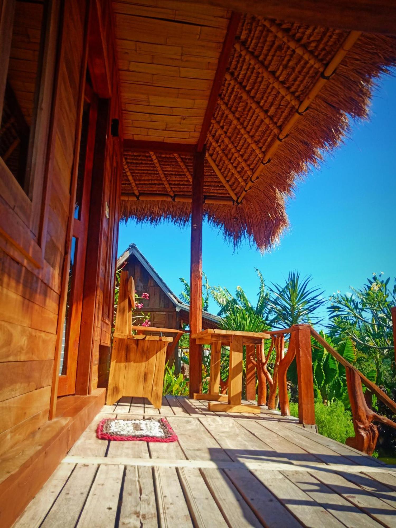 Umah Kayu 2-Menjangan Homestay Banyuwedang Exteriör bild