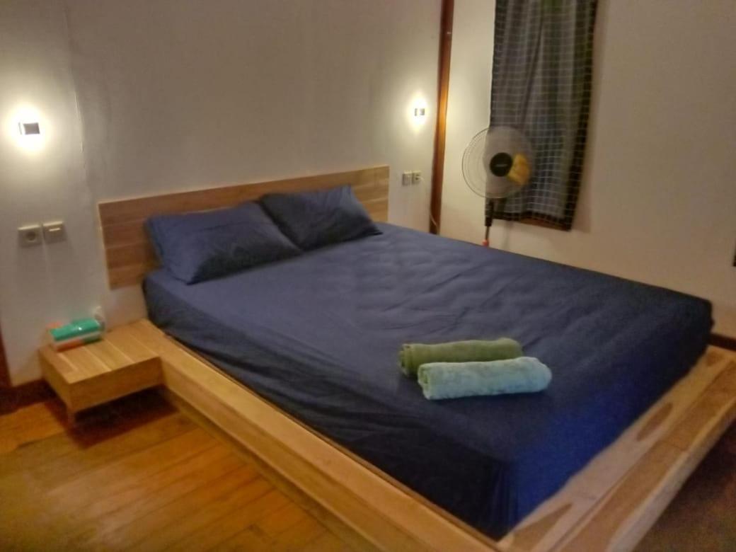 Umah Kayu 2-Menjangan Homestay Banyuwedang Exteriör bild